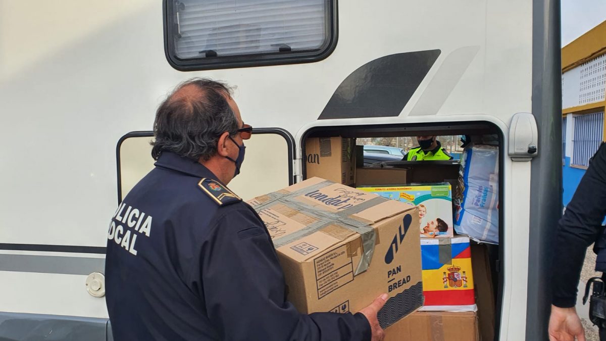 WhatsApp Image 2022 03 09 at 18.27.46 - Las mejores imágenes de la carga de la autocaranava que viajará con policías algecireños hasta Polonia Las mejores imágenes de la carga de la autocaranava que viajará con policías algecireños hasta Polonia