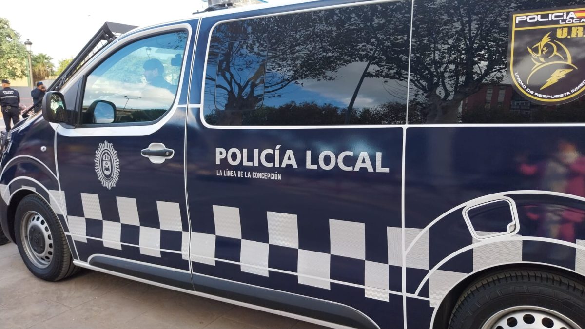 URI Policia Local 3 - Precintan una finca de El Zabal para impedir una fiesta de Halloween con menores y alcohol Un vehículo de la Policía Local de La Línea
