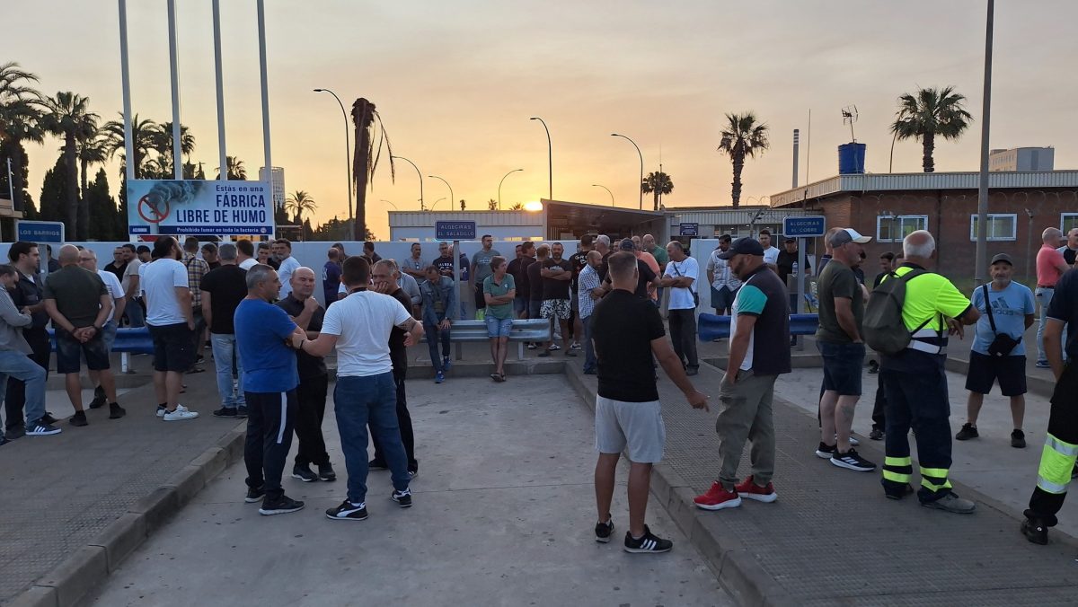 2 Piquetes informativos a las puertas de - La patronal del metal considera "injustificada" la huelga en Cádiz y acusa a los sindicatos de bloquear el acuerdo La patronal del metal considera «injustificada» la huelga en Cádiz y acusa a los sindicatos de bloquear el acuerdo