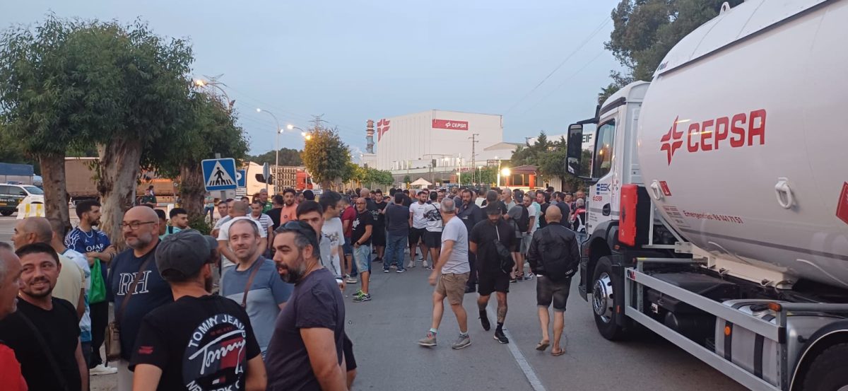 Cortes en el acceso a Moeve - El metal para en el Campo de Gibraltar: la huelga arranca con cortes en el acceso a Moeve El metal para en el Campo de Gibraltar: la huelga arranca con cortes en el acceso a Moeve