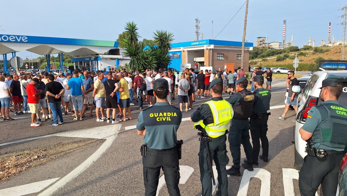 Piquete en los accesos a Moeve - Segundo día de huelga del metal en el Campo de Gibraltar: 20 de junio, día clave para evitar el paro indefinido Segundo día de huelga del metal en el Campo de Gibraltar: 20 de junio, día clave para evitar el paro indefinido
