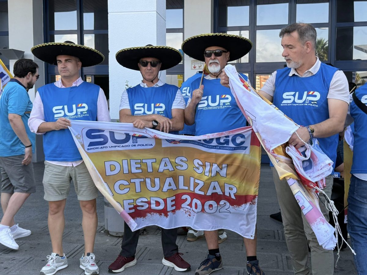 policia nacional mariachi - Policías nacionales se plantan vestidos de mariachis en Algeciras: "Nos pagan con miseria" Policías nacionales vestidos de mariachis a las puertas de la estación marítima de Algeciras. Área Campo de Gibraltar