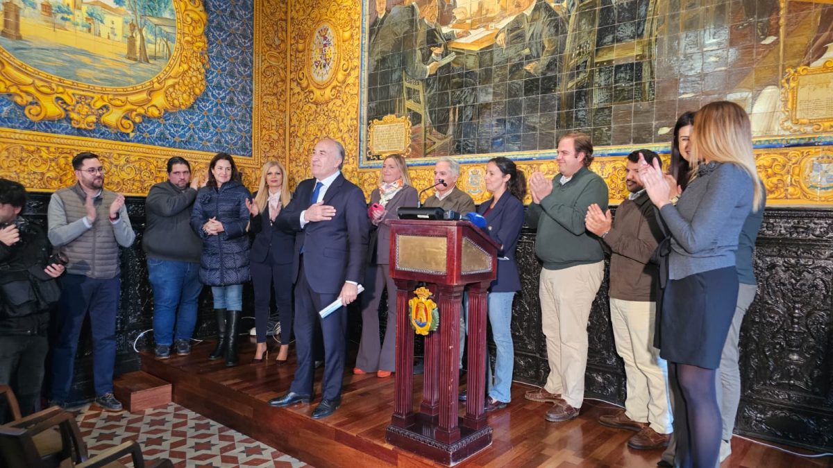 aplausos corporacion municipal Landaluce - Terremoto político en Algeciras: dimiten los doce concejales del PP Terremoto político en Algeciras: dimiten los doce concejales del PP