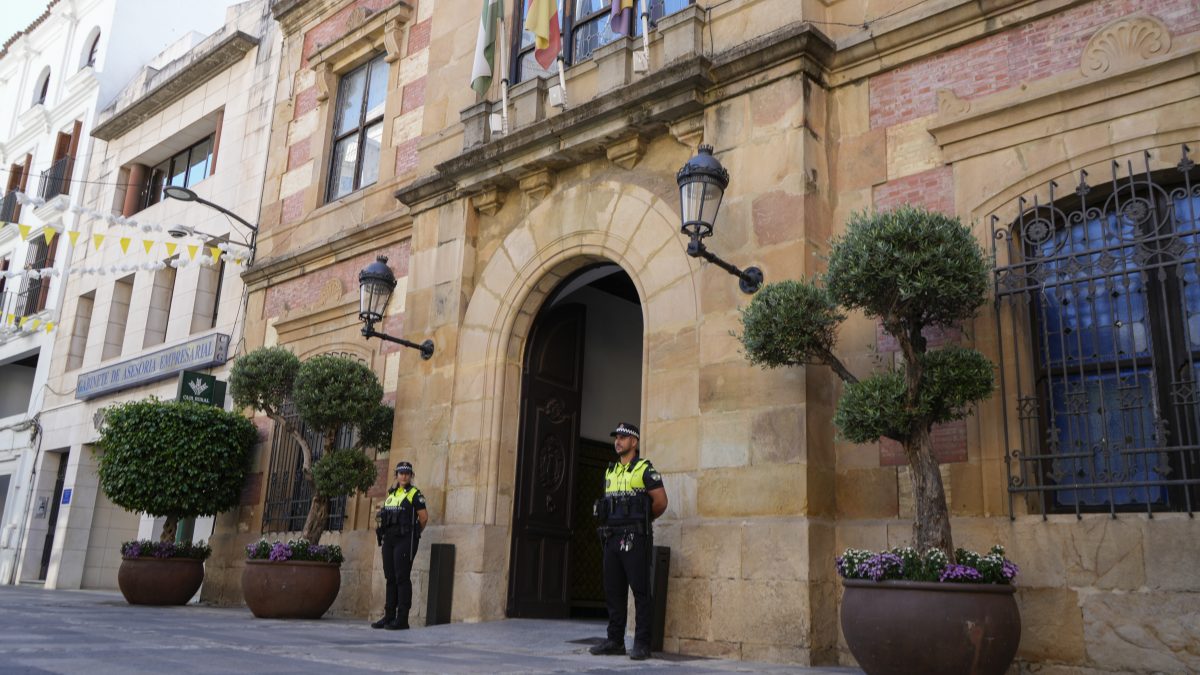 El PSOE ofrece sus concejales al PP para una moción de censura contra Landaluce si no dimite