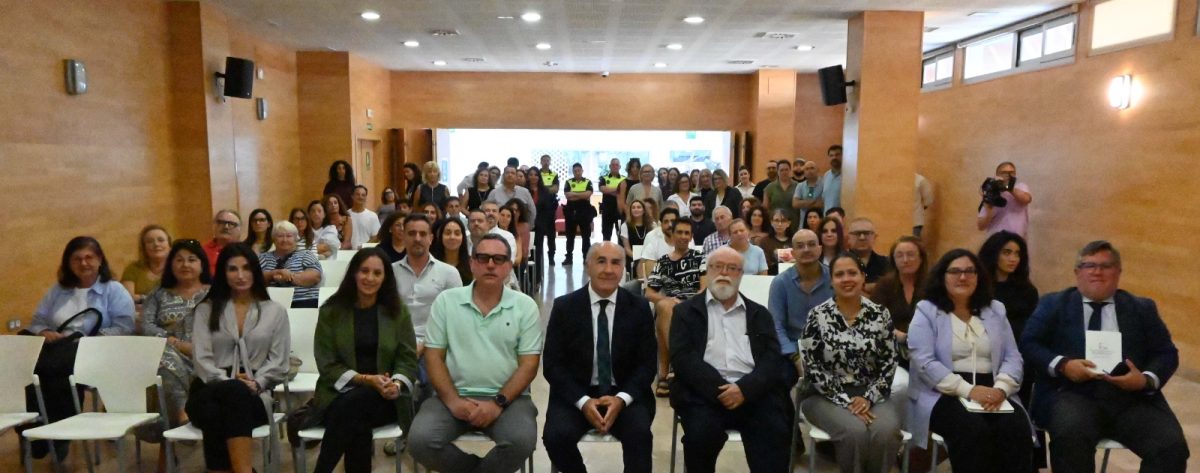 El primer edil con los participantes en la Oferta Educativa Municipal - Landaluce mantiene su agenda política en plena crisis y presenta la nueva Oferta Educativa Municipal de Algeciras Landaluce mantiene su agenda política en plena crisis y presenta la nueva Oferta Educativa Municipal de Algeciras