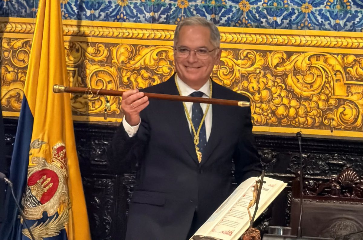 jacinto munoz baston alcaldia algeciras - Jacinto Muñoz, nuevo alcalde de Algeciras: "No quiero a 11 concejales trabajando para un alcalde, sino junto a él"